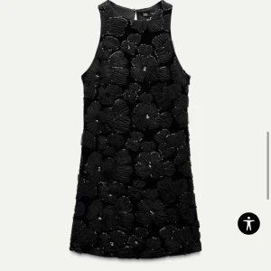 Svart blommig klänning - Svart zara klänning i M. Helt oanvänd med lappar kvar. 