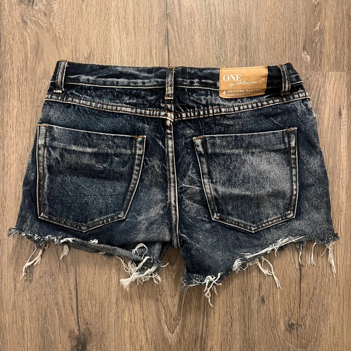 Mörkblåa jeansshorts från One Teaspoon - 1