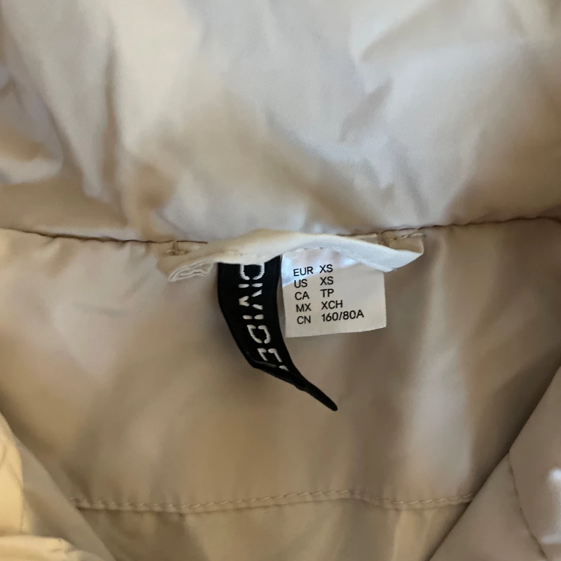 Vit pufferjacka från Divided