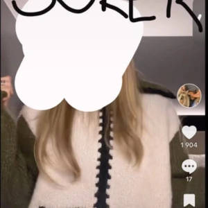 Stickad tröja med gröna ärmar - SÖKER!!!!! Söker denna jacka/kofta till ett rimligt pris skriv om du säljer eller vet nån som säljer!!