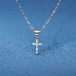 Silverhalsband med korshänge - Elegant silverhalsband med ett glittrande korshänge. Hänget är dekorerat med små gnistrande stenar som ger en lyxig känsla. Perfekt för att lägga till en touch av elegans till din stil. 925 sterling silver (äkta silver)