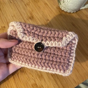 Plånbok hjärtmotiv - Egenvirkad gammelrosa plånbok med ljusrosa kanter, förslutande knapp & hjärtmotiv på baksidan🩷8x12cm