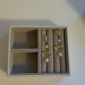 Livia Earrings  - 55kr per par, gjorda i rostfritt stål vilket innebär att de inte färgar av sig eller tappar färg💞 Beställ via Plick eller Ebnorth.quickbutik.se🤗