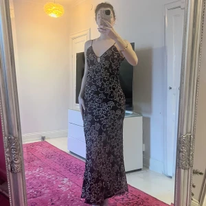 Vinröd paljettklänning Zara  - Paljettklänning från Zara med öppen rygg i M, ny med lapp. Säljer likadan i S