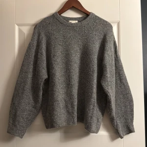 Mörkgrå stickad tröja - Bra skick, från H&M, XS men stor i storleken