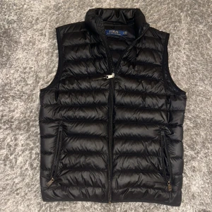 Ralph Lauren väst  - Säljer en stilren Ralph Lauren väst. som passar till feta outfits, storleken är Small