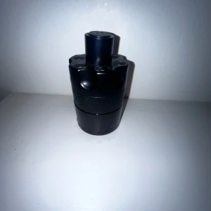 Azzaro The Most Wanted Parfym - Säljer en flaska Azzaro The Most Wanted, då jag har ingen användning av den. Flaskan volym är 100 ml men har använt den så skulle cirka gissa på att det är 75-80 ml kvar. En extremt god doft perfekt till vintern. Priset kan diskuteras så länge de rimliga bud 