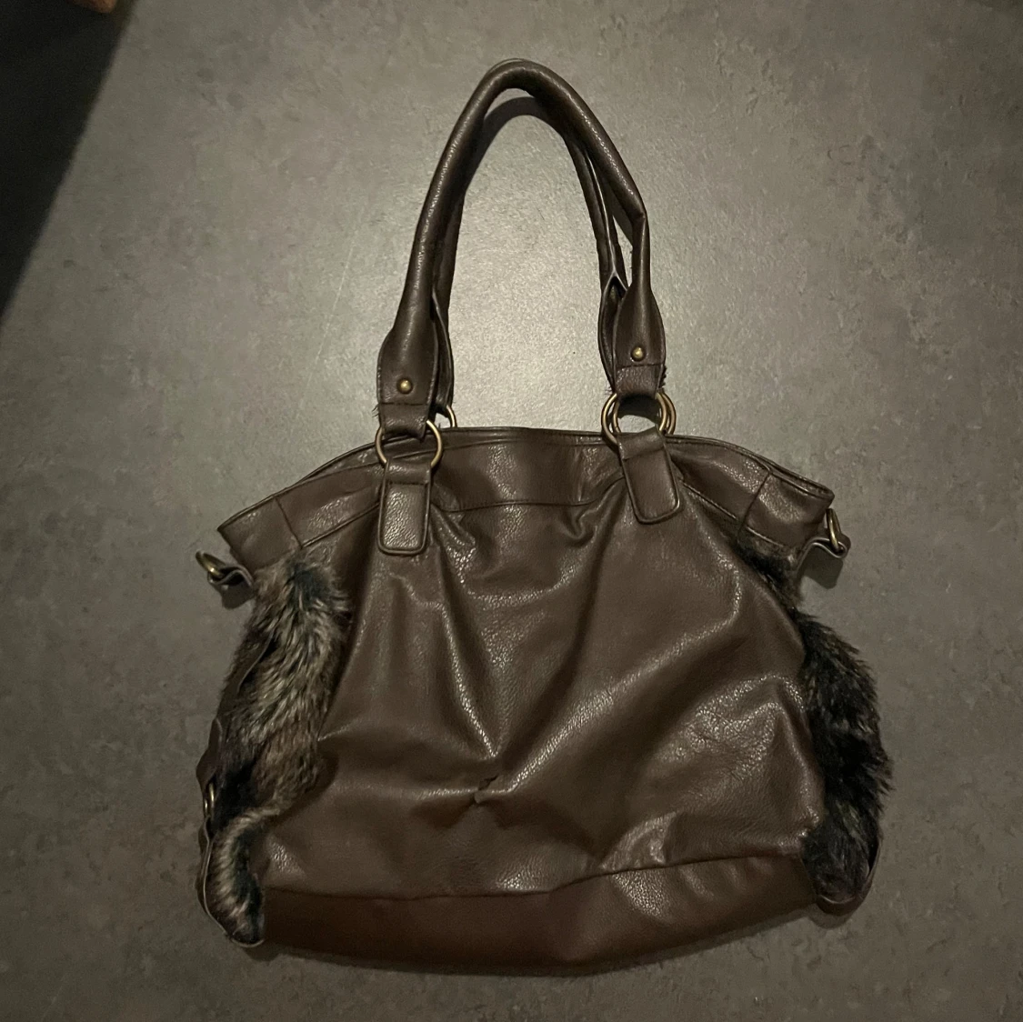 Brun väska med pälsdetaljer - 90