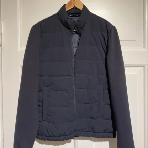  jacka från Zara - Säljer en snygg svart jacka från Zara i storlek S. Jackan har en stilren design med dragkedja och långa ärmar. Perfekt för höst och vår när du vill hålla dig varm men ändå se chic ut. 🖤