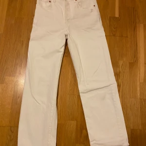 Levis 501 - Säljer ett par vita Levis 501 jeans i mycket bra skick. De har en klassisk straight passform. Perfekta för både vardag och fest! 🕺