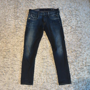 Replay Anbass - Säljer ett par snygga mörkblå jeans från Replay i modellen Anbass. De har en slim passform och är i super fint skick. Inte använda särskilt mycket då de är lite små på mig. Hör av er vid funderingar!
