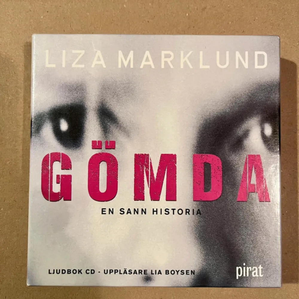 Säljer ljudbok på CD av Liza Marklund, 'Gömda - En sann historia', uppläst av Lia Boysen. Denna spännande thriller handlar om Maria Eriksson och hennes kamp för överlevnad. Innehåller 10 CD-skivor i ett snyggt fodral. Perfekt för dig som älskar verklighetsbaserade berättelser!. Böcker.