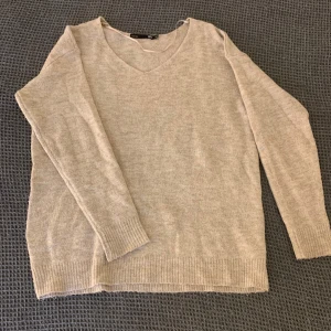 Stickad tröja  - En beige stickad tröja från lager 157 i storlek Xs. Jag skulle säga att tröja är lite större i storlek. Den är även i mycket bra skick❤️ Skriv om ni har några frågor