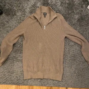Halfzip stickad - Säljer en stilren beige stickad tröja från H&M i slim fit. Tröjan har en dragkedja vid halsen och långa ärmar, perfekt för kyligare dagar. Passar både till vardags och mer uppklädda tillfällen. Skick 9,5/10 hör av dig vid minsta fundering 🙌🙌