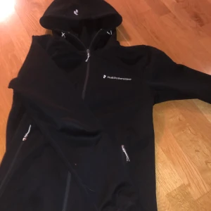 Peak tröja - Säljer min peak performance zip tröja då den är för liten och ej kommer till användning! Inga defekter eller liknade! Den är väldigt sällsynt och går inte att få tag i längre! Bara att höra av er om ni undrar något! Tveka inte på att skriva!  