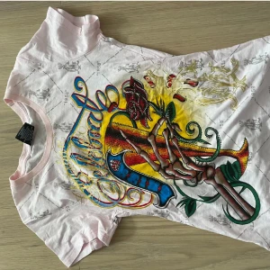 Färgglad t-shirt med tryck - Säljer denna då den ej kommer till användning! Perfekt skick och as cool! Passar Xs-M dvs som en stretchig S:)