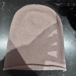 Mössa - Snygg och enkel beige stickad mössa som passar perfekt för kyliga dagar. Suuper trendig just nu🥰🥰