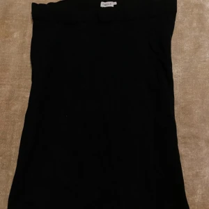 Svart kjol  - Snygg svart kjol från Filippa K med en stilren design. Kjolen har en diskret slits baktill som ger extra rörelsefrihet. Perfekt för en elegant look!🖤