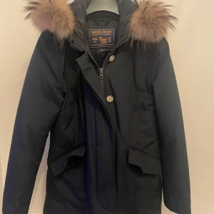 Svart parkajacka från Woolrich - Använd endast 1-2 gånger,.