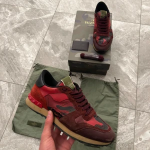 Valentino rockrunner - Ett par riktigt snygga valentino rockrunners i färgen röd| Skick-8/10| Allt OG INGÅR✅| Storlek 39,5 men passar även en 40,5 | Hör av er vid fler funderingar☁️