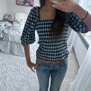 rutig topp - såå nice rutig topp med puffärmar köpt secondhand