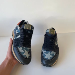 Valentino rockrunners  - Snygga Valentino sneakers med ett riktigt nice stjärnmönster. De är i mycket fint skick.  Endast skor medföljer. Vid fler frågor bara skriv 