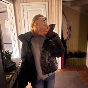 Mörkgrön pufferjacka - Säljer en  pufferjacka Jackan har en jättefin  passform och långa ärmar, perfekt för kyliga dagar. Den har en dragkedja framtill och en hög krage för extra värme. Skriv gärna för mer bilder💕