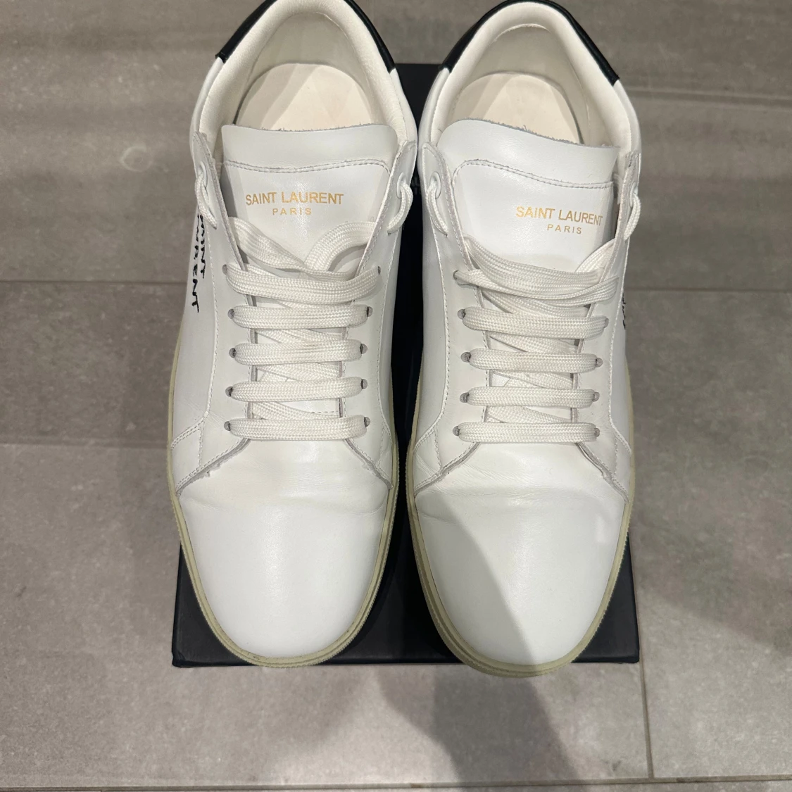Vita sneakers från Saint Laurent