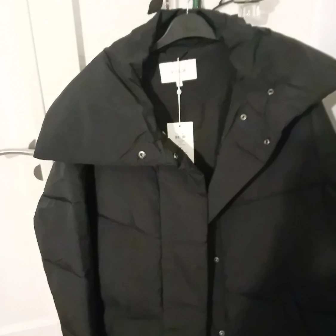 Svart vadderad kappa från Vila - 90