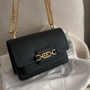 Michael Kors väska - Äkta Michael Kors väska, helt oanvända, dustbag, kvitto och box tillkommer!