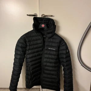Svart dunjacka från Peak Performance (Down Hood heter modellen) - Säljer nu en riktigt fin jacka! Endast använt ett par fåtal gånger sen inköp i höstas. Säljer den då är en aning för liten. I nyskick. Nypris är runt 2700. 