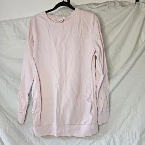 Ljusrosa gravid tröja från Heartbeats - Säljer en ljusrosa tröja från Heartbeats. Tröjan har långa ärmar och en rund halsringning. Liten fläck på ena ärmen, se bild. Har inte provat att ta bort den. Djur och rökfritt hem.  Tvättar parfymfritt 