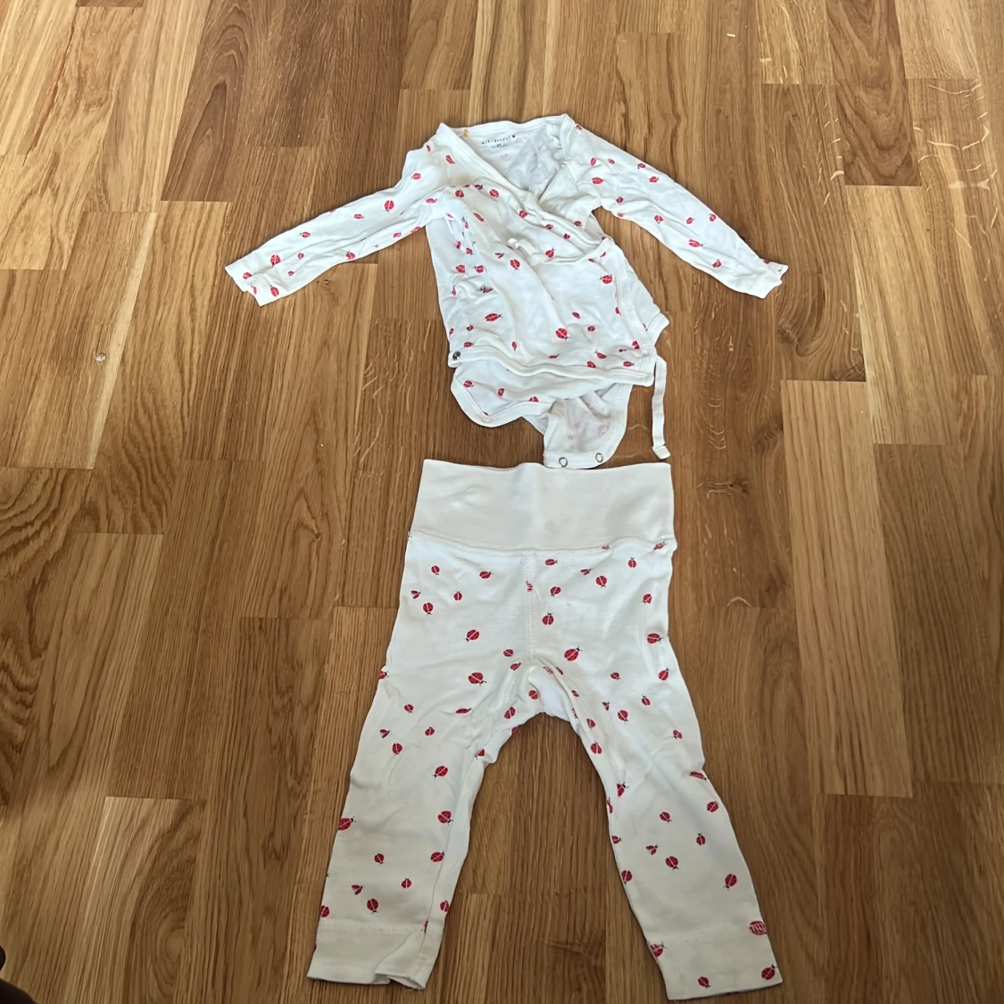 Vit babyset med nyckelpigor