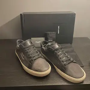 Saint Laurent ysl 06 dojor, 8,5/10 skick, allt OG medföljer, storlek 41 fits 42, slitningar är en del av detaljen, bara att höra av sig vid minsta fundering😊