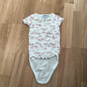 Body - Vit body med rosa detaljer i storlek 68 från ”Ebbe”