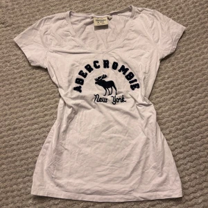 Vit t-shirt från Abercrombie & Fitch - Vit t-shirt från Abercrombie & Fitch i storlek L, bra skick