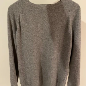 Oscar Jacobson tröja - Säljer en stilren grå tröja från Oscar Jacobson. Skicket 9/10, använt ett fåtal gånger. 🟢 Mitt pris: 500kr 🔴 Nypris: 1200kr