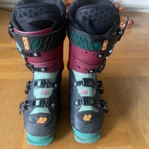 Pjäxor K2 Mindbender 115 LV  - Kraftfulla K2 Mindbender 115 LV hybridpjäxor. Tillverkade med Powerlite TPU och Pebax för optimal prestanda. Utrustade med Powerfit Pro Tour liner och GripWalk yttersula för bästa komfort och grepp. Storlek 25,5. Sjukt bra pjäxa med grymt stöd när man åker nerför. Finns just nu att köpa på nätet för 3500-4000kr. Hör gärna av dig om du har några frågor eller funderingar! 