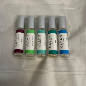 Clean Perfume - 5 stycken unisex rollerball parfymer från märket Clean med 5 ml per flaska. de är i dofterna ”skin, apple blossom, warm cotton, rain och pure soap”. köpte de för cirka 320, de är helt oanvända och priset är diskuterbart. säljer pågrund av att jag inte använder de.💓