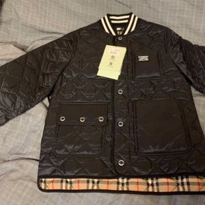 Burberry jacka - Snygg och stilren burberry jacka Skick 9,5/10 Nypris 3499 kr Mitt pris 2000kr Storlek 164/14y