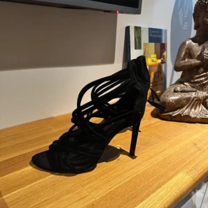 Svarta klackskor med remmar - Super söta klackskor med remar 