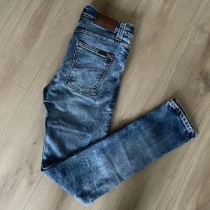 Nudie jeans  - Säljer ett par Nudie jeans med slitningar! De är i storlek W30 L32! Modellen är Lean Dean! Hör gärna av dig om du har frågor!
