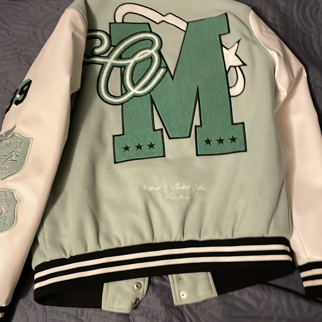 Grön och vit bomberjacka från boohooMAN - 91