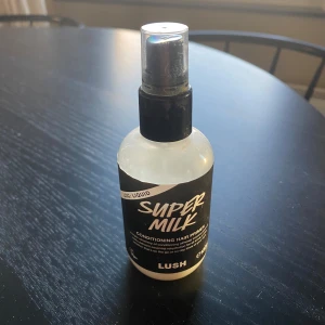 Super Milk Conditioning Hair Primer från Lush - Super Milk spray från Lush 🌟 Produkten är designad för att ge näring och skydd till håret, med en lätt och mjölkig konsistens. Perfekt för att förbereda håret inför styling. Doftar otroligt! Mer än hälften kvar :)