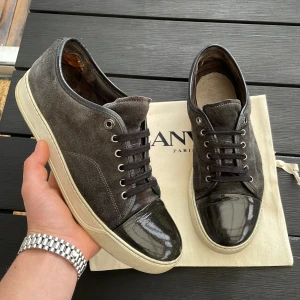 Lanvins  - Säljer dessa sjukt feta lanvin cap toe med glans! Size uk8 vilket motsvarar storlek 42-43. Skick 8/10. Dustbag ingår! Kan gå ner i pris vid snabb affär. Hör av dig vid minsta fundering!🤩