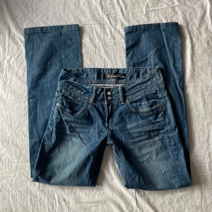 Low/midrise vintage jeans - Bra skick! Mått: midjemått rakt över 38cm grenhöjd 20 lår 26 benöppning 22 Innerbenslängd 82cm❤️ jag är 180 och brukar ha 38/m/29