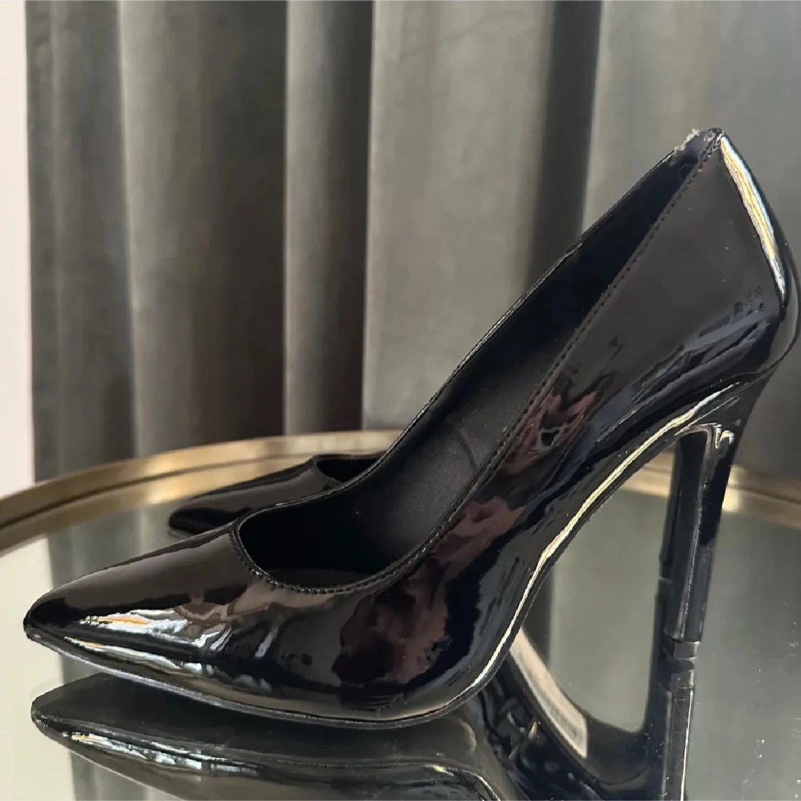 Svarta lackpumps med spetsig tå - 90