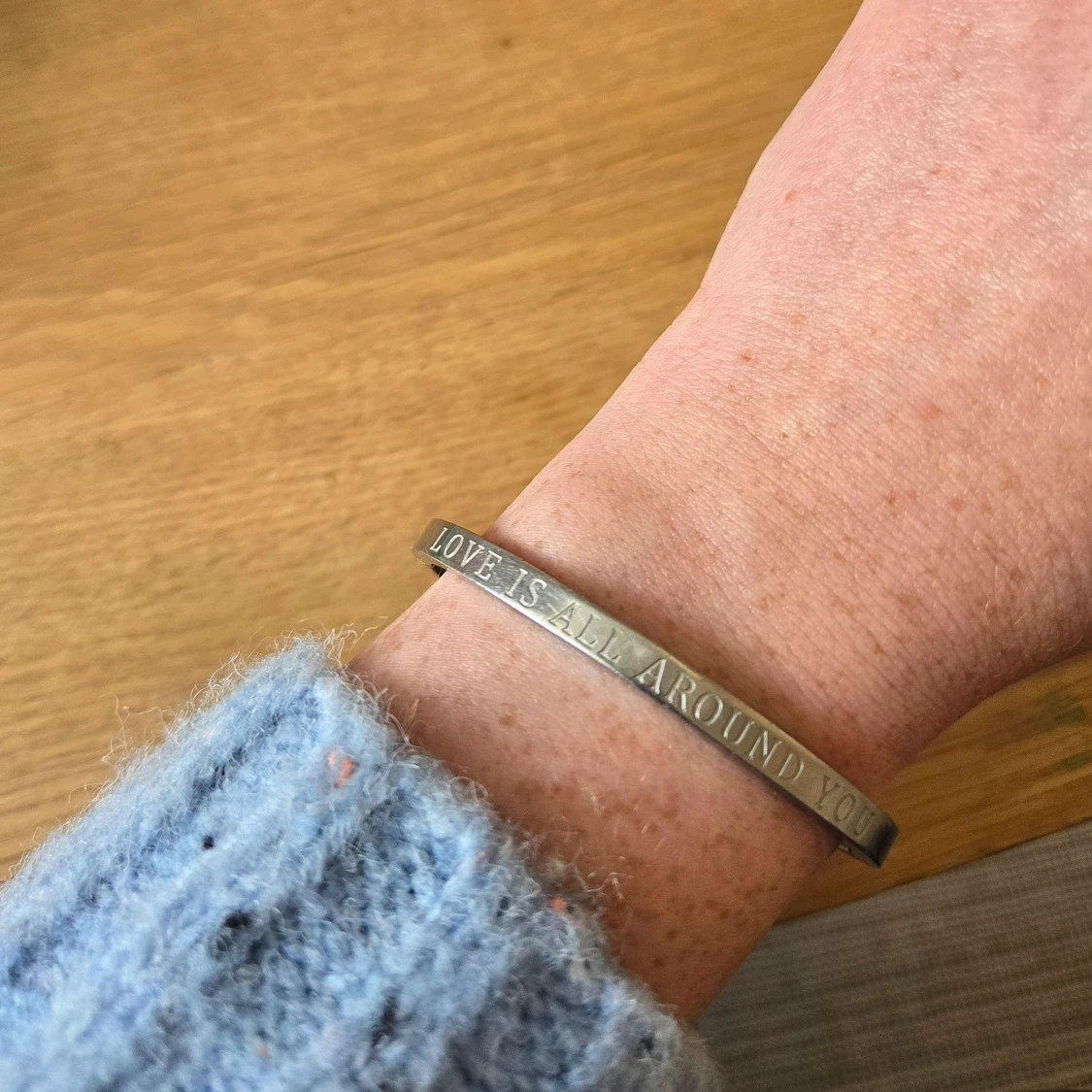 Silverfärgat armband med text - 1