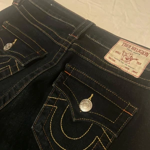 Mörkblåa jeans från True Religion - Säljer ett par snygga svarta jeans från True Religion. Använda max 4 gånger. Jättefint skick☺️ Säljer då de aldrig kommer till användning. Storlek 25