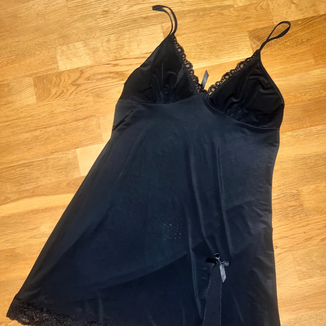 Svart nattlinne med spetsdetaljer